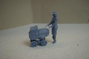 Preview: Figur Frau mit Kinderwagen im Rock - unbemalt