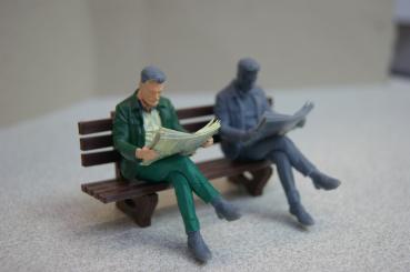 Figur Mann mit Zeitung sitzend- unbemalt