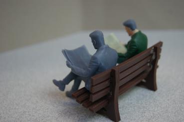 Preview: Figur Mann mit Zeitung sitzend- unbemalt