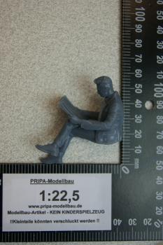 Figur Mann mit Zeitung sitzend- unbemalt