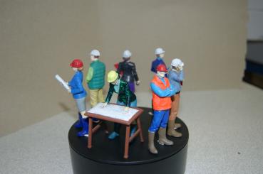 Figur Archtiektin am Tisch - bemalt