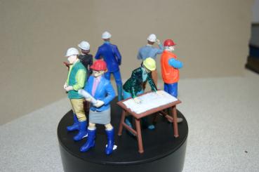Preview: Figur Archtiektin am Tisch - bemalt