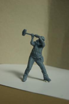 Figur Bauarbeiterin mit schwingendem Abbruchhammer - unbemalt
