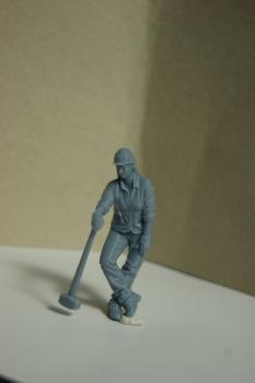 Figur Bauarbeiterin mit Abbruchhammer - unbemalt