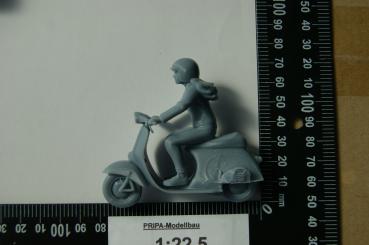 Figur Rollerfahrerin - unbemalt