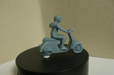 Preview: Figur Rollerfahrerin - unbemalt