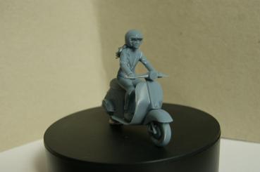 Figur Rollerfahrerin - unbemalt