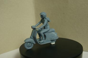 Preview: Figur Rollerfahrerin - unbemalt