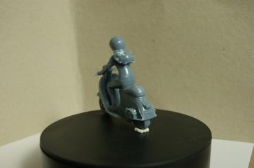 Preview: Figur Rollerfahrerin - unbemalt