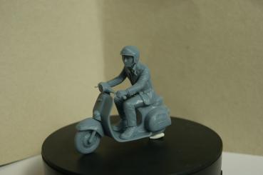Figur Rollerfahrer - unbemalt