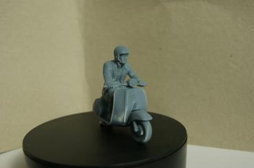 Preview: Figur Rollerfahrer - unbemalt
