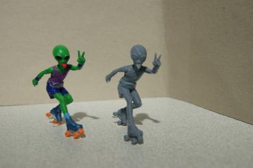 Figur Alien mit Rollschuhen - bemalt