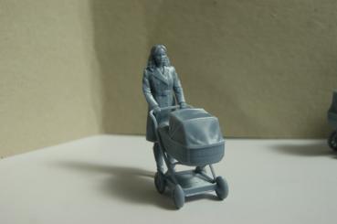 Figur Frau mit Kinderwagen im Kleid - unbemalt