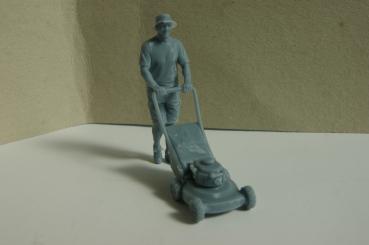 Preview: Figur Mann mit Rasenmäher - unbemalt