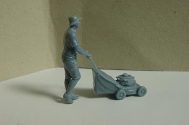 Preview: Figur Mann mit Rasenmäher - unbemalt