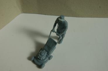 Figur Mann mit Rasenmäher - unbemalt
