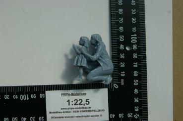 Preview: Figur Frau mit Kind knieend - unbemalt