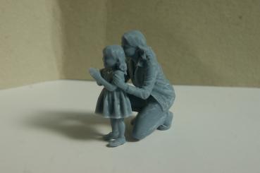Figur Frau mit Kind knieend - unbemalt