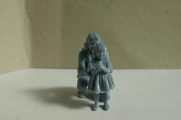 Preview: Figur Frau mit Kind knieend - unbemalt
