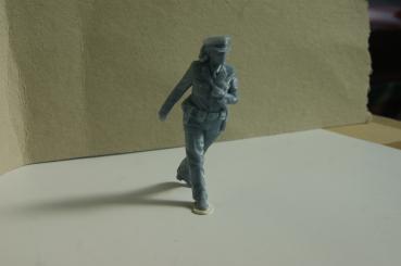 Preview: Figur Polizistin gehend - unbemalt