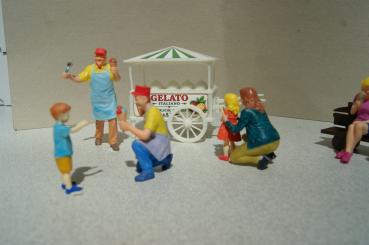 Figur Frau mit Kind knieend - bemalt - 1 : 22,5