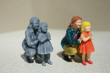 Preview: Figur Frau mit Kind knieend - bemalt