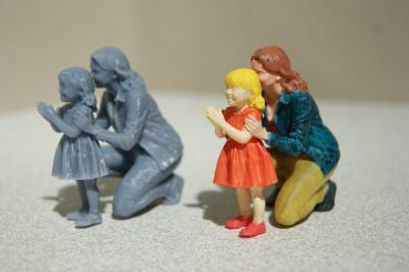 Figur Frau mit Kind knieend - bemalt