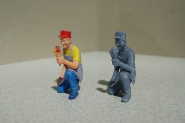 Preview: Figur Eisverkäufer kniend - bemalt