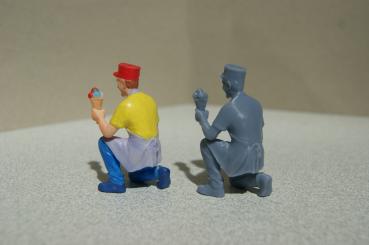 Preview: Figur Eisverkäufer kniend - bemalt