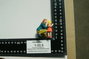 Preview: Figur Frau mit Kind knieend - bemalt