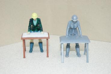 Preview: Figur Archtiektin am Tisch - unbemalt - Kopie