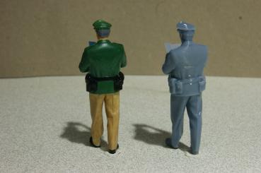 Preview: Figur Polizist kontrolle - bemalt - 1 : 22,5