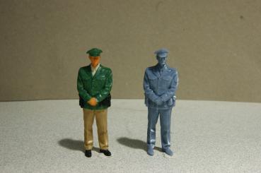 Figur Polizist stehend - bemalt - 1 : 22,5