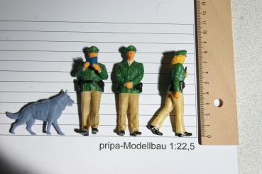 Preview: Figur Polizist stehend - bemalt - 1 : 22,5
