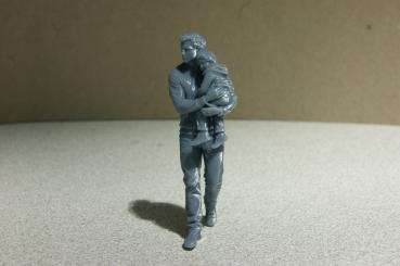 Figur Mann mit Kind auf dem Arm - unbemalt - 1 : 22,5