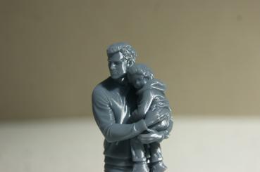 Preview: Figur Mann mit Kind auf dem Arm - unbemalt - 1 : 22,5