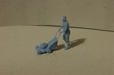 Figur Mann mit Rasenmäher  - unbemalt - 1 : 32