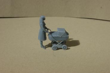 Figur Frau mit Kinderwagen im Kleid - unbemalt - 1 : 32