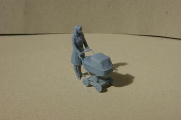 Preview: Figur Frau mit Kinderwagen im Kleid - unbemalt - 1 : 32