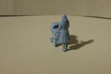 Preview: Figur Frau mit Kinderwagen im Kleid - unbemalt - 1 : 32