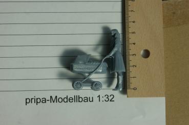 Figur Frau mit Kinderwagen im Kleid - unbemalt - 1 : 32