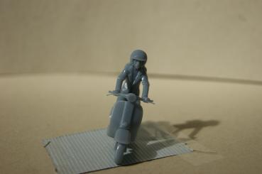 Figur Rollerfahrerin - unbemalt - 1 : 32