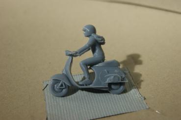 Preview: Figur Rollerfahrerin - unbemalt - 1 : 32