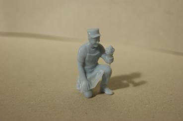 Figur Eisverkäufer kniend - unbemalt - 1 : 32
