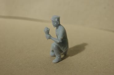 Preview: Figur Eisverkäufer kniend - unbemalt - 1 : 32