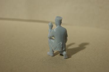 Preview: Figur Eisverkäufer kniend - unbemalt - 1 : 32