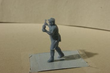 Preview: Figur Eisverkäufer gehend - unbemalt - 1 : 32