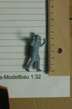 Preview: Figur Eisverkäufer gehend - unbemalt - 1 : 32