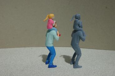 Figur Mann mit Kind auf den Schultern - bemalt - 1 : 22,5