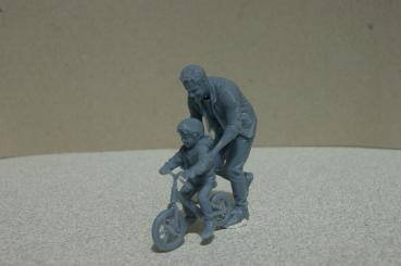 Preview: Figur Mann mit Kind auf dem Fahrrad - unbemalt - 1 : 22,5